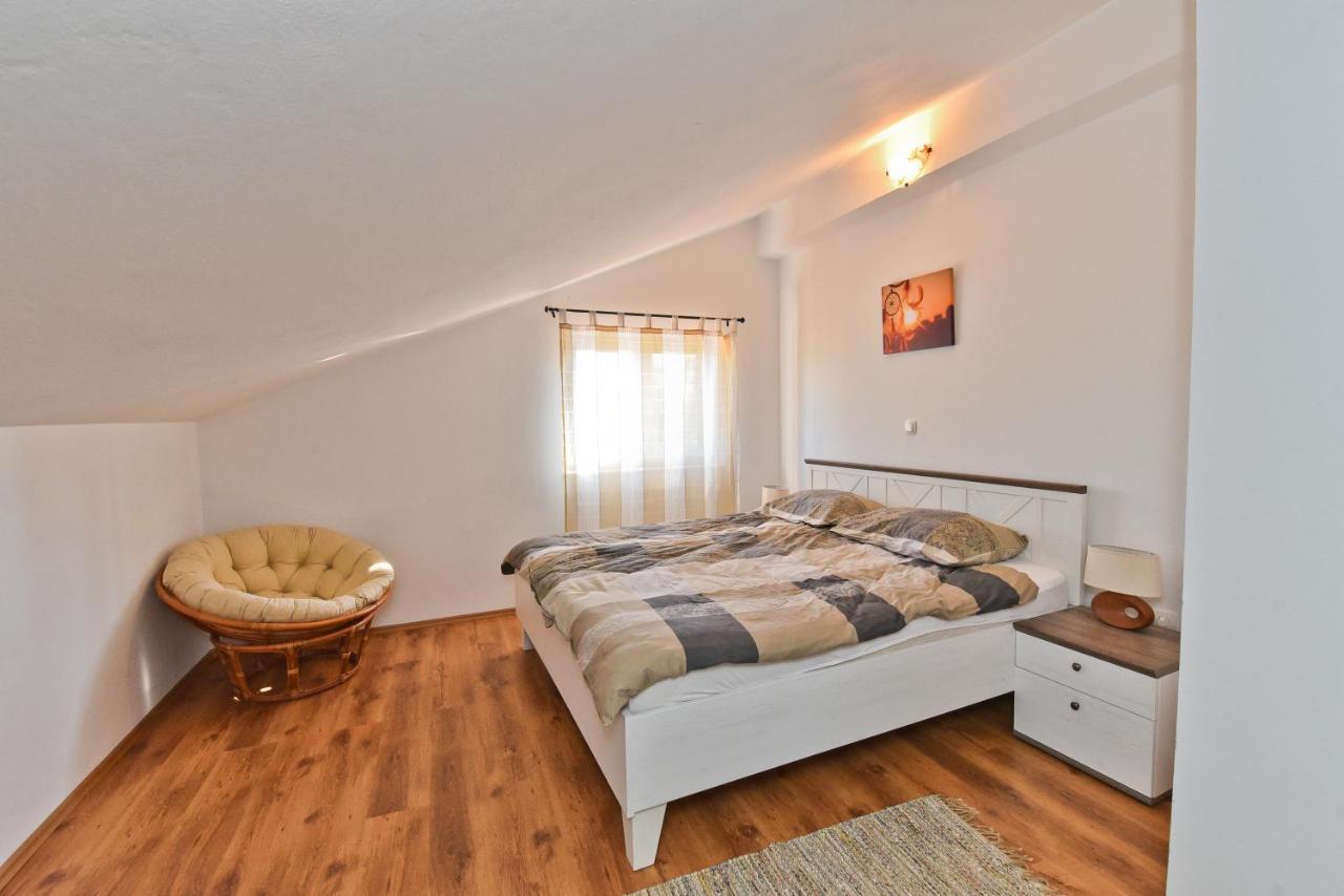 Holiday Home Taras Smilcic Екстериор снимка