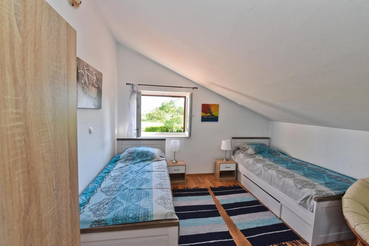 Holiday Home Taras Smilcic Екстериор снимка